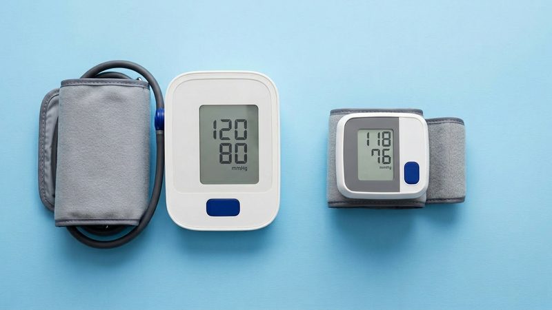 Vergleich Oberarm- und Handgelenk-Blutdruckmessgerät